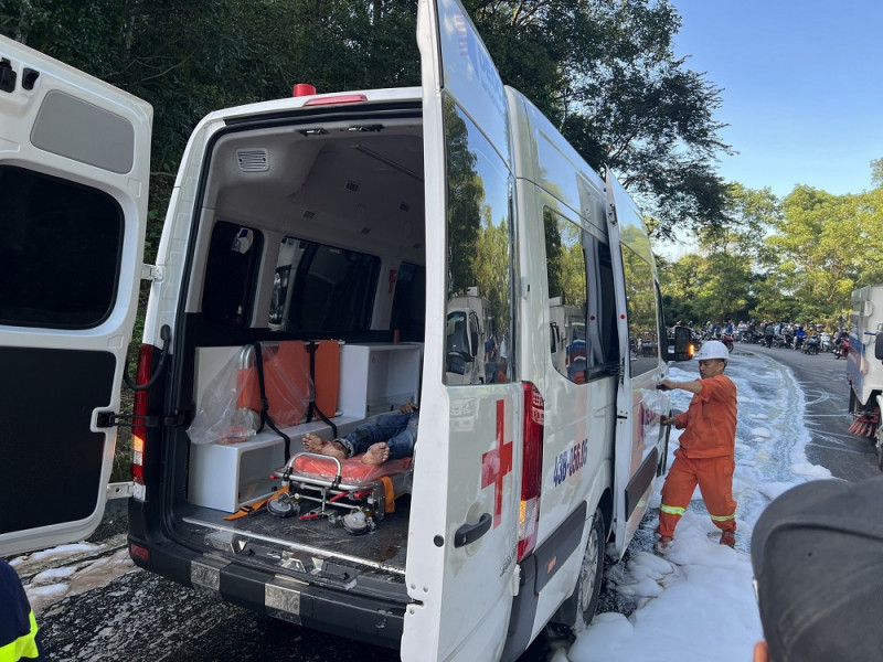 Đưa tài xế gặp nạn đi cấp cứu. Ảnh CACC