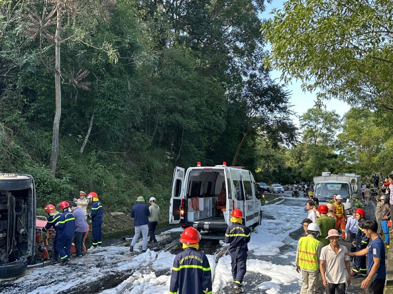 Xịt rửa, xử lý mặt đường đèo bị dầu loang nhằm bảo đảm an toàn cho các phương tiện qua lại. Ảnh CACC