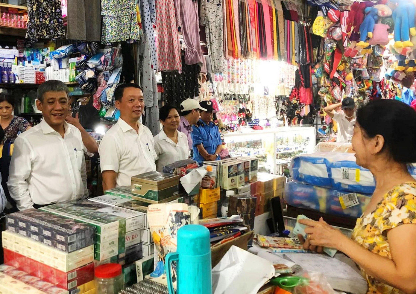 Bí thư Thành ủy Huế Phan Thiên Định (thứ 2 từ trái sang) thăm hỏi tình hình kinh doanh của tiểu thương chợ Đông Ba. Ảnh: Nhân Võ