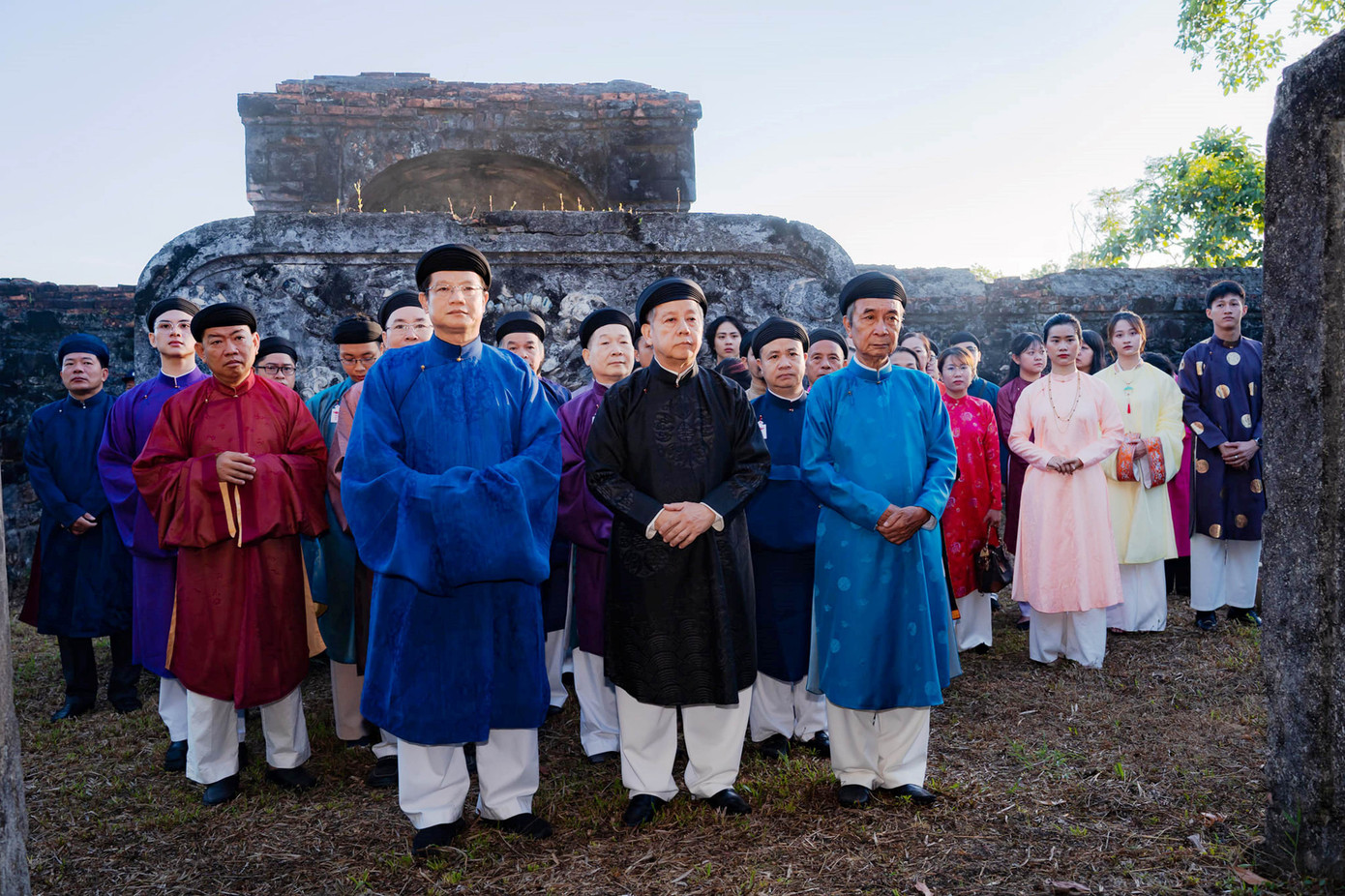 Tham dự lễ có Phó Bí thư Thường trực Tỉnh ủy TT-Huế Phan Ngọc Thọ; lãnh đạo các sở, ngành; hậu duệ nhà Nguyễn, cùng đại diện hội may thêu thời trang, các nhà thiết kế, người mẫu, những người yêu mến áo dài và nhóm nghệ nhân Đình làng Việt ở Hà Nội, Thanh Hoá... Ảnh: Văn Thể Huế