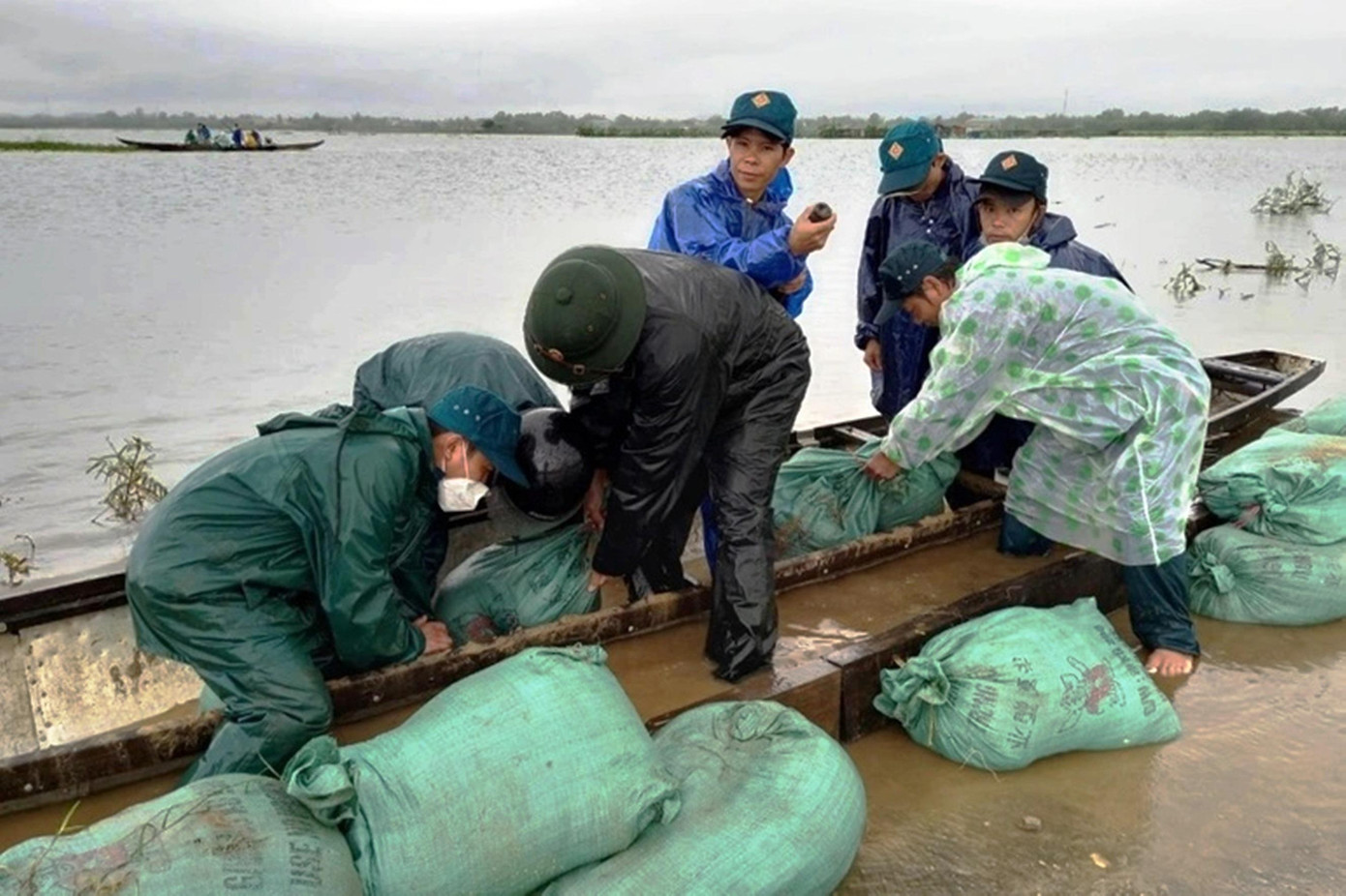 Thượng tá Phan Thanh Tài - Chính trị viên Ban Chỉ huy Quân sự huyện Phú Lộc, cho biết, do trời mưa to, nước ngập nhiều nơi, nên việc gia cố đắp đê ngăn lũ bằng bao cát gặp rất nhiều khó khăn. Lực lượng bộ đội phải huy động thêm đò máy của dân địa phương chuyển cát từ nơi khác ra ruộng đồng để đưa vào bao, sau đó đắp đê ngăn lũ.