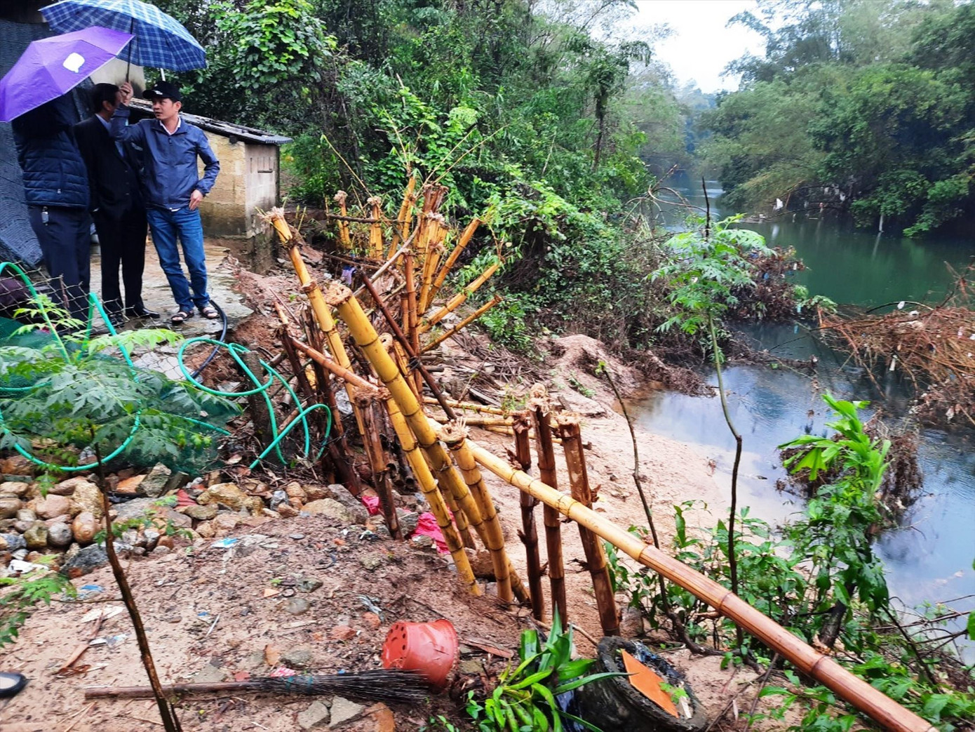 Mới đây, nạn sạt lở đã tiến sát vào nhà dân ven sông Bù Lu