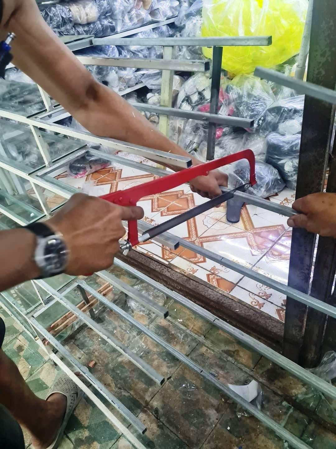 Cưa cắt, xử lý các vị trí lô quầy cơi nới lấn chiếm bên trong chợ Đông Ba. Ảnh: P.T.Đ