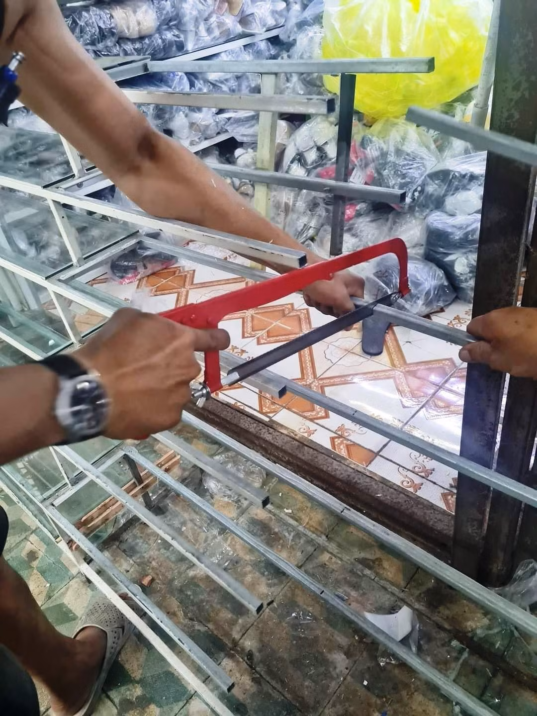 Cưa cắt, xử lý các vị trí lô quầy cơi nới lấn chiếm bên trong chợ Đông Ba. Ảnh: P.T.Đ