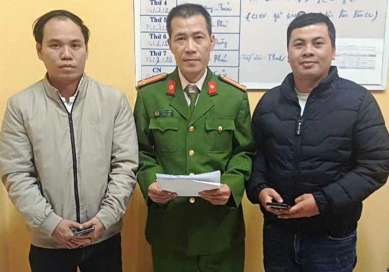 Đại diện Công an phường Hương Phong chứng kiến anh Nguyễn Ngọc Phước (bìa phải) trao lại số tiền cho anh Lê Cảnh Quỳnh.