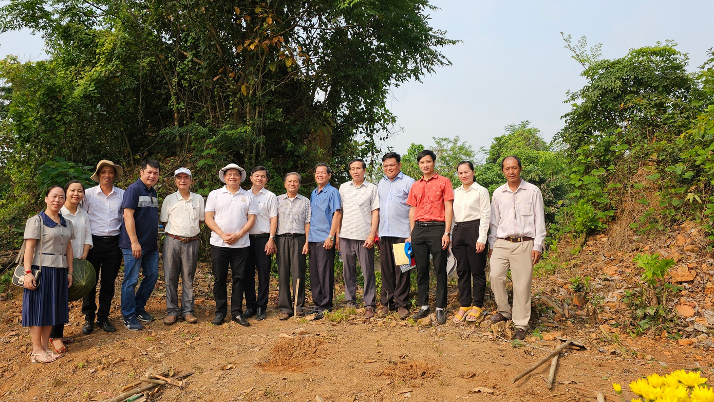 Đại diện chính quyền địa phương, cơ quan quản lý văn hóa, các nhà nghiên cứu văn hóa, chuyên gia khảo cổ học có mặt tại di tích chuẩn bị cho công tác thăm dò, khảo cổ học.