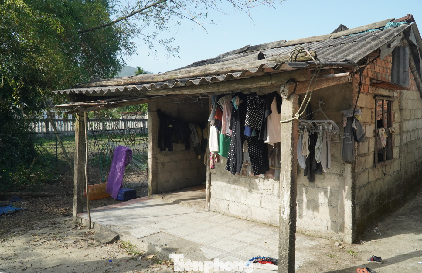 Mỗi khi mùa mưa bão tới, thôn Phú Hải lại trở thành “điểm nóng” về phòng chống thiên tai của xã. Những căn nhà thấp lè tè bị tốc mái, sạt vách, người dân phải chạy đi trú nhờ hàng xóm vì sợ nhà sập… đã không còn là chuyện mới. Dù biết nguy hiểm cận kề, nhưng việc sửa chữa, xây mới nhà cửa của người dân nơi đây là không thể. Mỗi khi mùa mưa bão tới, thôn Phú Hải lại trở thành “điểm nóng” về phòng chống thiên tai của xã. Những căn nhà thấp lè tè bị tốc mái, sạt vách, người dân phải chạy đi trú nhờ hàng xóm vì sợ nhà sập… đã không còn là chuyện mới. Dù biết nguy hiểm cận kề, nhưng việc sửa chữa, xây mới nhà cửa của người dân nơi đây là không thể.