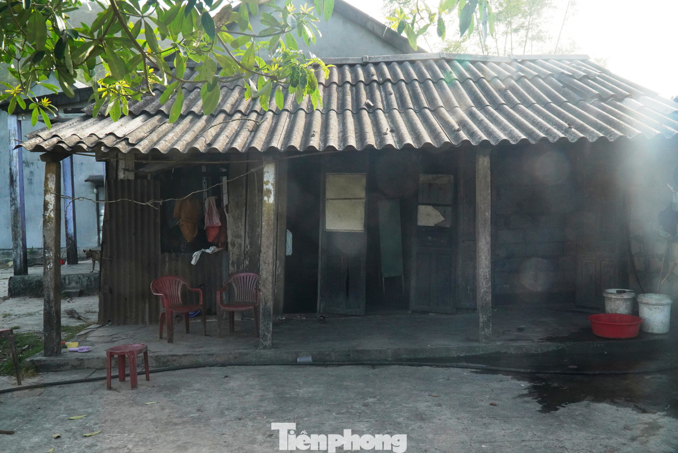 Mỗi khi mùa mưa bão tới, thôn Phú Hải lại trở thành “điểm nóng” về phòng chống thiên tai của xã. Những căn nhà thấp lè tè bị tốc mái, sạt vách, người dân phải chạy đi trú nhờ hàng xóm vì sợ nhà sập… đã không còn là chuyện mới. Dù biết nguy hiểm cận kề, nhưng việc sửa chữa, xây mới nhà cửa của người dân nơi đây là không thể. Mỗi khi mùa mưa bão tới, thôn Phú Hải lại trở thành “điểm nóng” về phòng chống thiên tai của xã. Những căn nhà thấp lè tè bị tốc mái, sạt vách, người dân phải chạy đi trú nhờ hàng xóm vì sợ nhà sập… đã không còn là chuyện mới. Dù biết nguy hiểm cận kề, nhưng việc sửa chữa, xây mới nhà cửa của người dân nơi đây là không thể.