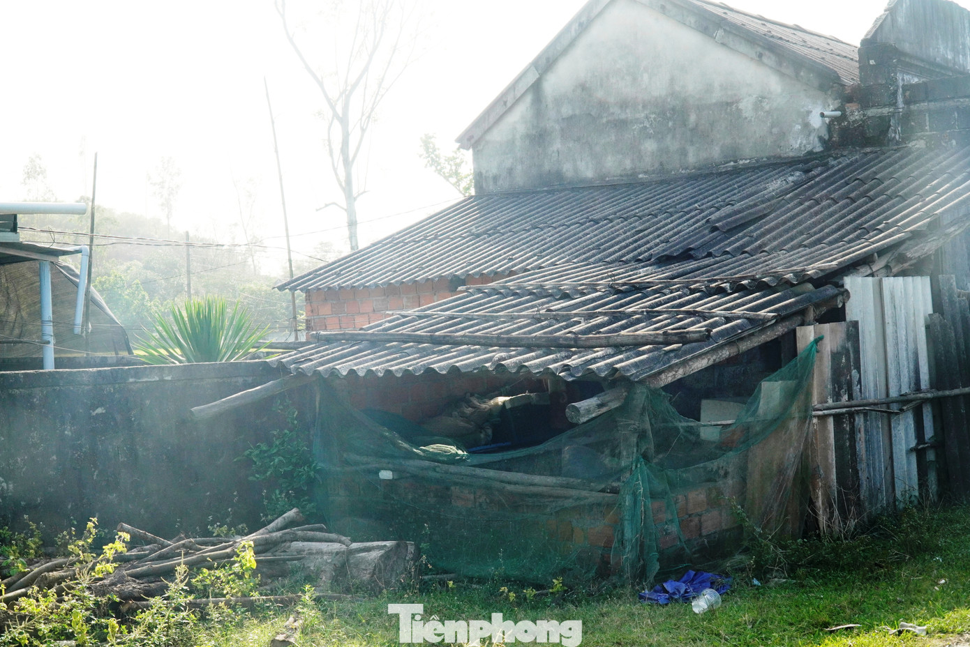 Mỗi khi mùa mưa bão tới, thôn Phú Hải lại trở thành “điểm nóng” về phòng chống thiên tai của xã. Những căn nhà thấp lè tè bị tốc mái, sạt vách, người dân phải chạy đi trú nhờ hàng xóm vì sợ nhà sập… đã không còn là chuyện mới. Dù biết nguy hiểm cận kề, nhưng việc sửa chữa, xây mới nhà cửa của người dân nơi đây là không thể. Mỗi khi mùa mưa bão tới, thôn Phú Hải lại trở thành “điểm nóng” về phòng chống thiên tai của xã. Những căn nhà thấp lè tè bị tốc mái, sạt vách, người dân phải chạy đi trú nhờ hàng xóm vì sợ nhà sập… đã không còn là chuyện mới. Dù biết nguy hiểm cận kề, nhưng việc sửa chữa, xây mới nhà cửa của người dân nơi đây là không thể.