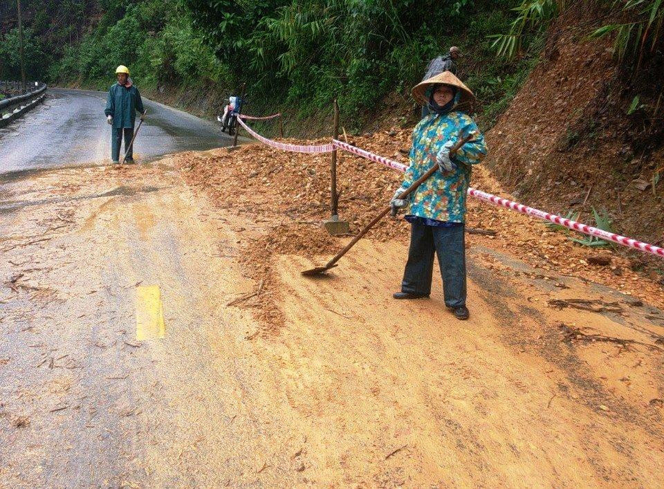 Xử lý đất đá bồi lấp và chăng dây cảnh báo nguy hiểm trên Quốc lộ 49A đoạn qua vùng đồi núi A Lưới Xử lý đất đá bồi lấp và chăng dây cảnh báo nguy hiểm trên Quốc lộ 49A đoạn qua vùng đồi núi A Lưới