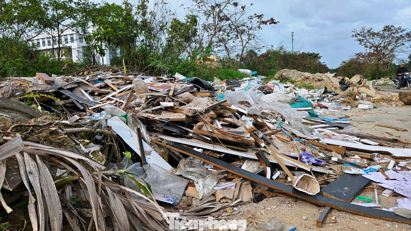 Người dân địa phương cho biết, bãi rác tại khu quy hoạch ĐH Huế tồn tại từ nhiều năm nay, sau mỗi lần ra quân dọn dẹp xong lại đầy rác, nhưng hiện chưa được lực lượng chức năng xử lý triệt để. “Rác tặc” thường lợi dụng thời điểm trưa vắng hoặc đêm khuya để đổ trộm vật thải. Người dân địa phương cho biết, bãi rác tại khu quy hoạch ĐH Huế tồn tại từ nhiều năm nay, sau mỗi lần ra quân dọn dẹp xong lại đầy rác, nhưng hiện chưa được lực lượng chức năng xử lý triệt để. “Rác tặc” thường lợi dụng thời điểm trưa vắng hoặc đêm khuya để đổ trộm vật thải.