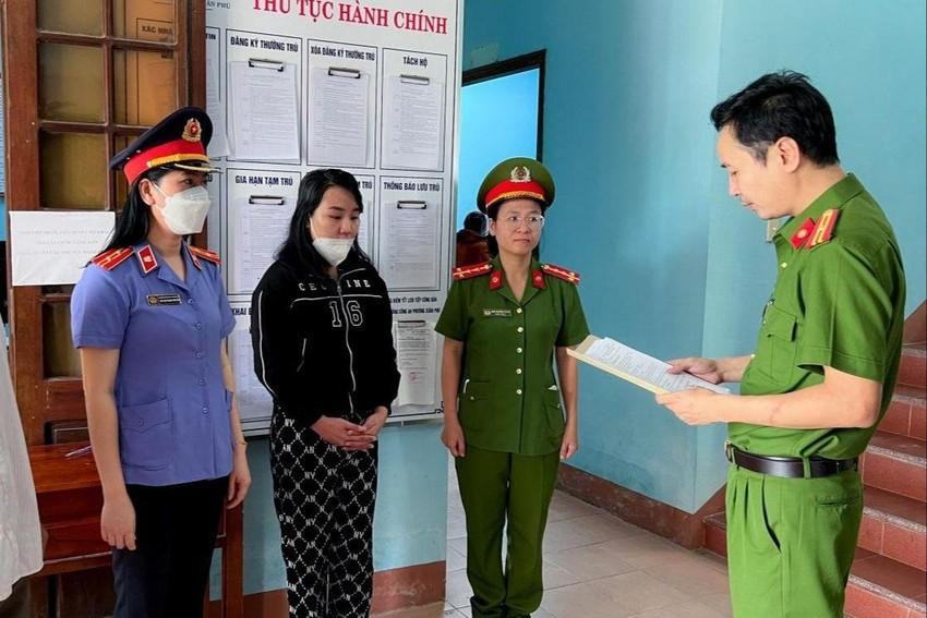 Đối tượng Thái Nhã Ca (thứ hai từ trái sang) bị khởi tố về hành vi lừa đảo chiếm đoạt tài sản. Ảnh: CA