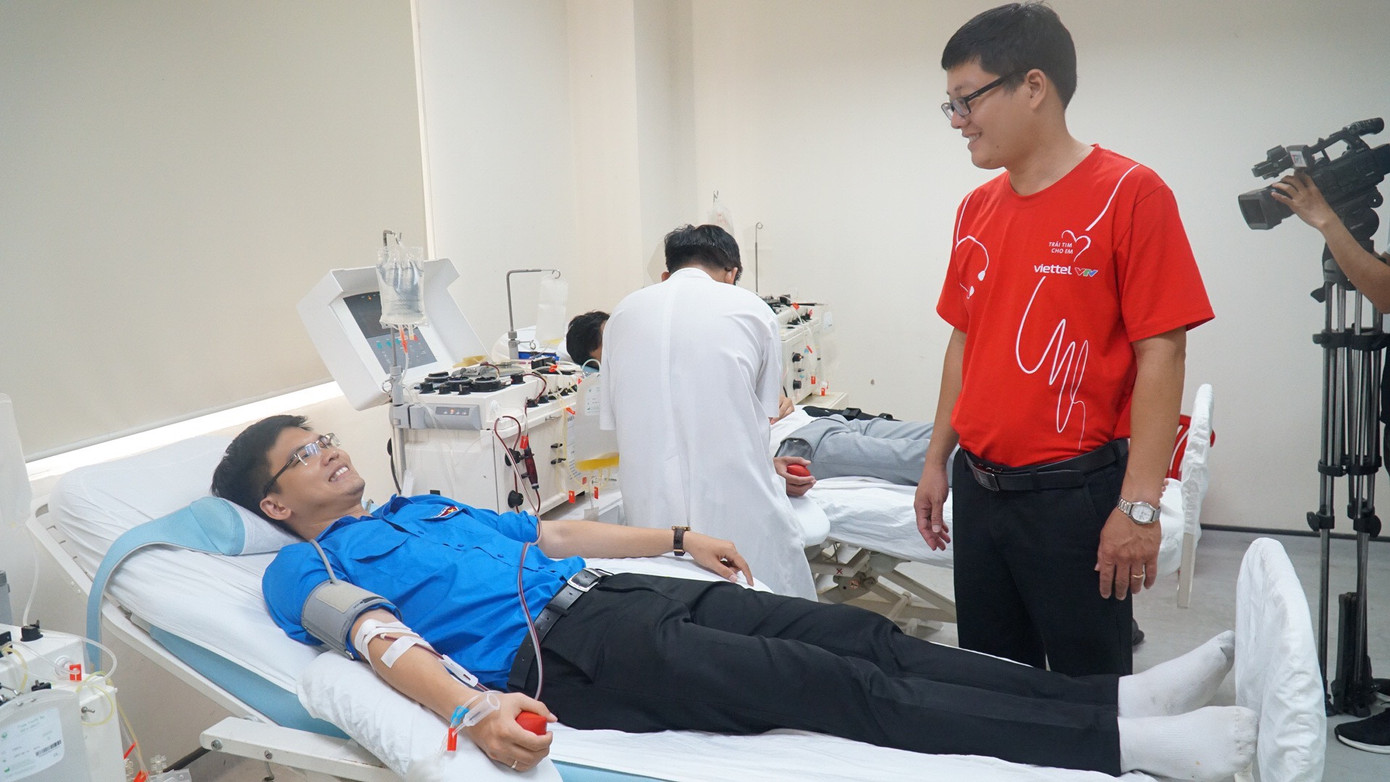 Lãnh đạo Tỉnh Đoàn TT-Huế động viên đoàn viên, thanh niên hiến tiểu cầu phục vụ chương trình "Trái tim cho em".