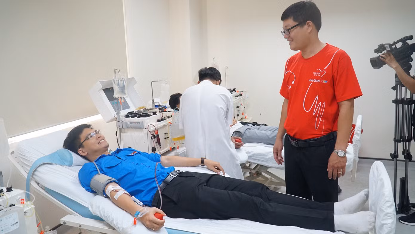Lãnh đạo Tỉnh Đoàn TT-Huế động viên đoàn viên, thanh niên hiến tiểu cầu phục vụ chương trình "Trái tim cho em".