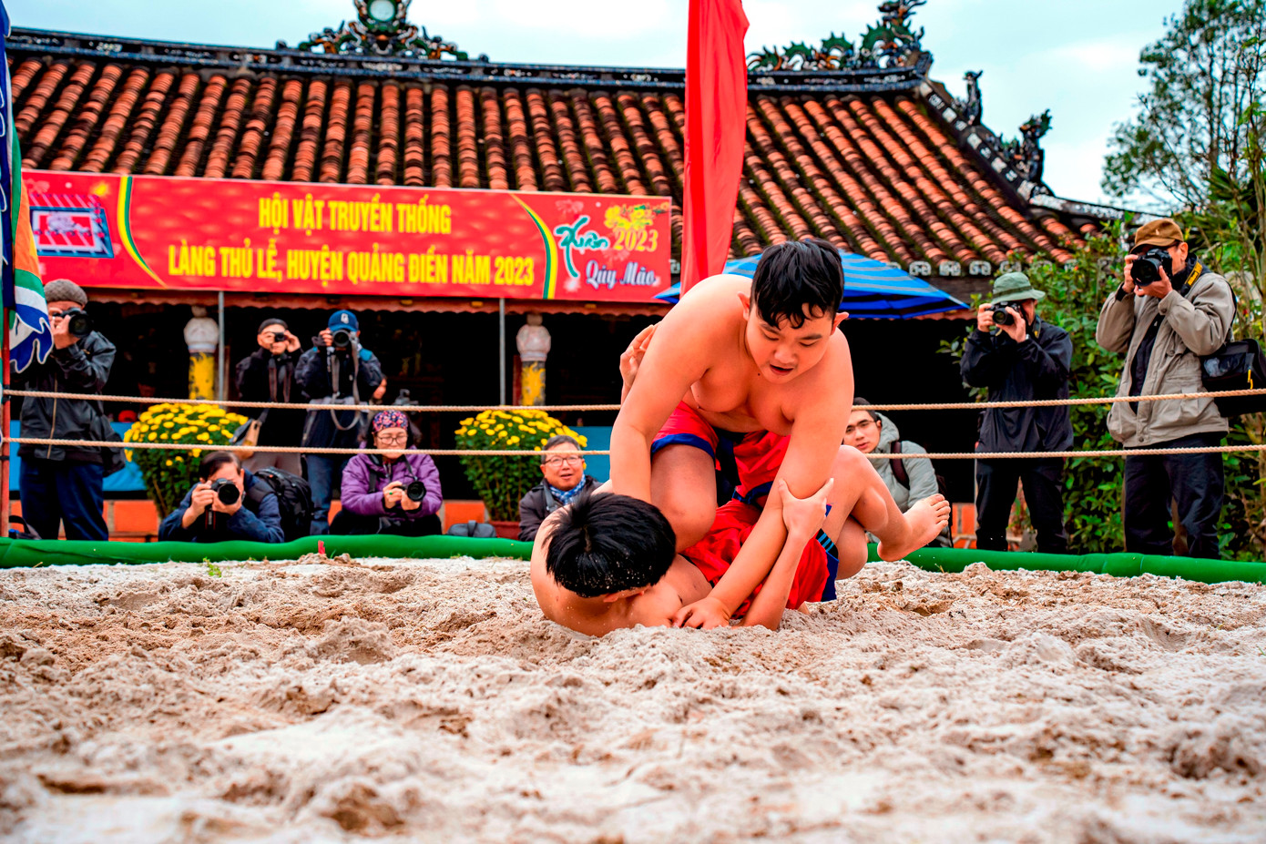 Hội vật chú trọng tinh thần thượng võ, các đô vật không được ra các đòn đánh nguy hiểm đến tính mạng của đối thủ; không dùng tiểu xảo mà phải hạ đối thủ bằng những miếng đánh làm cho đối thủ phải “lấm lưng trắng bụng” (vật đối thủ chạm lưng xuống đất) một cách tâm phục khẩu phục. Ảnh: Đình Hoàng