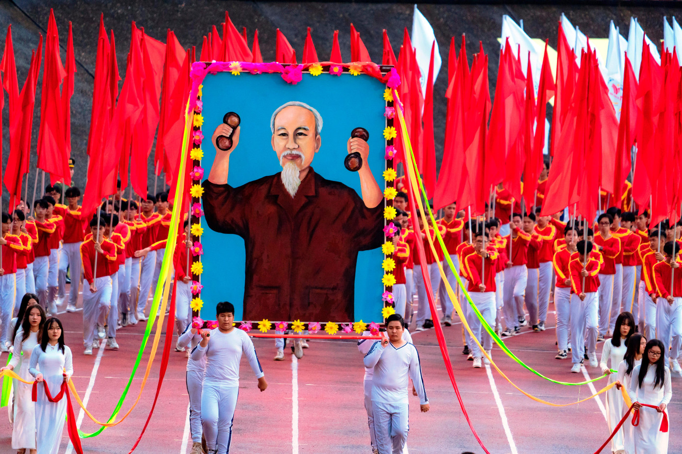 Diễu hành, trang trọng rước ảnh Bác tại lễ khai mạc Đại hội. Ảnh: Lê Đình Hoàng Diễu hành, trang trọng rước ảnh Bác tại lễ khai mạc Đại hội. Ảnh: Lê Đình Hoàng