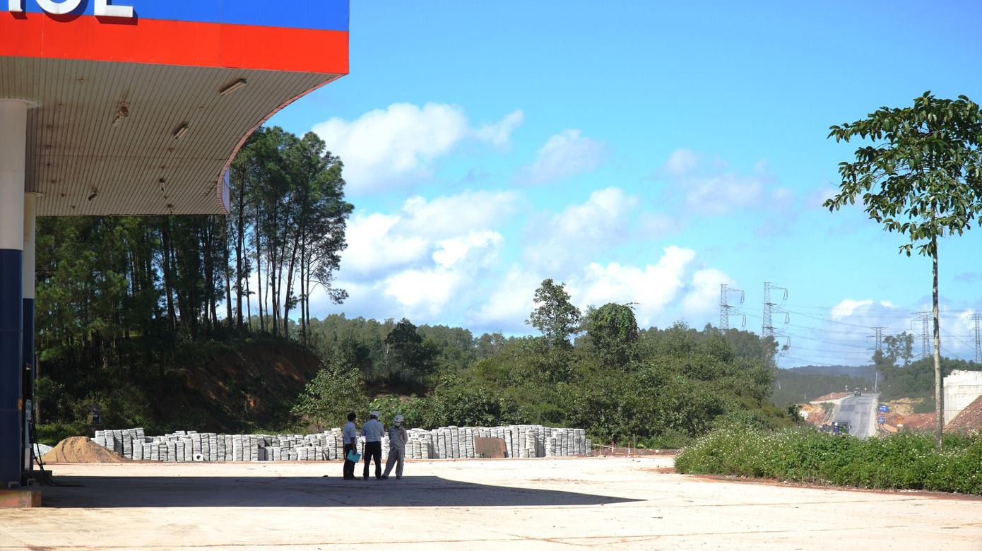 Tuy nhiên, sau khi làm đường cao tốc, tuyến giao thông này chạy ngang trước mặt, phía sau là vách đồi, nên cửa hàng không thể tiếp tục kinh doanh được. UBND thị xã Hương Trà (thời điểm xã Hương Thọ còn trực thuộc thị xã) từng có báo cáo gửi cấp có thẩm quyền xin ý kiến giải quyết. UBND tỉnh TT-Huế sau đó đã có văn bản gửi Bộ GTVT về phương án GPMB đối với cây xăng này. Từ đó, dẫn đến kéo dài công tác xử lý GPMB ở “điểm nghẽn” này.