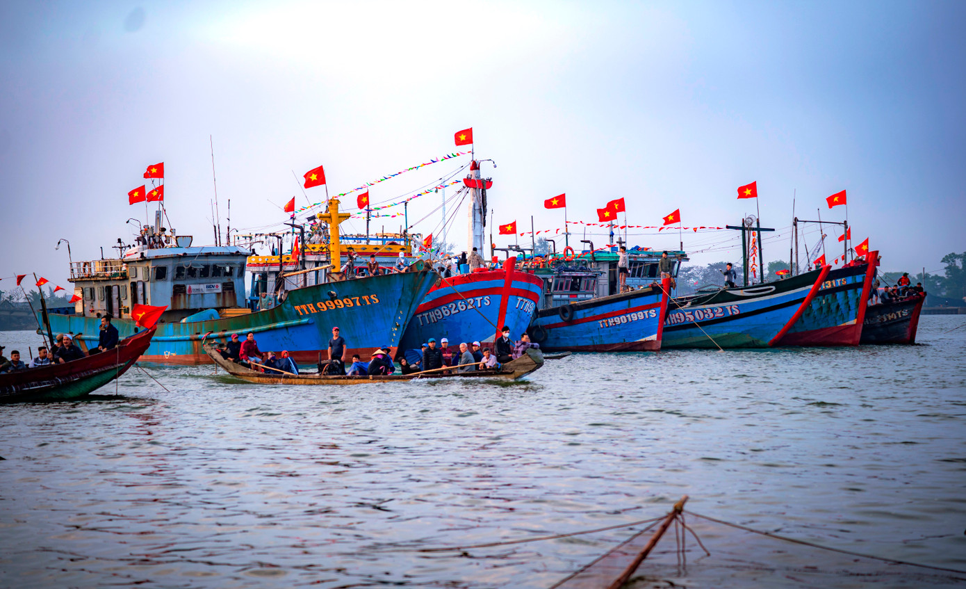 Phần hội với các trò diễn trên cạn như múa hát truyền thống, đoàn tàu ra khơi đánh cá, cảnh buôn bán trên bờ đã tái hiện sinh động cuộc sống lao động, đời sống văn hóa của ngư dân ven biển tỉnh TT-Huế. Ảnh: Đình Hoàng