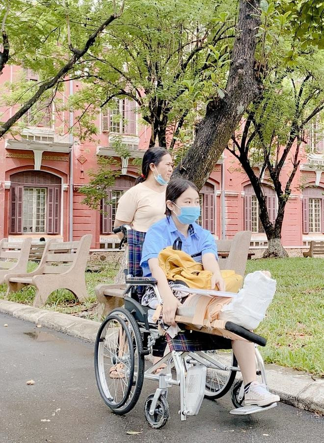 Thí sinh Nguyễn Hoàng Oanh thời điểm đi xe lăn đến làm thủ tục thi tại điểm thi Trường THPT Chuyên Quốc học Huế. Ảnh: Hải - Dương