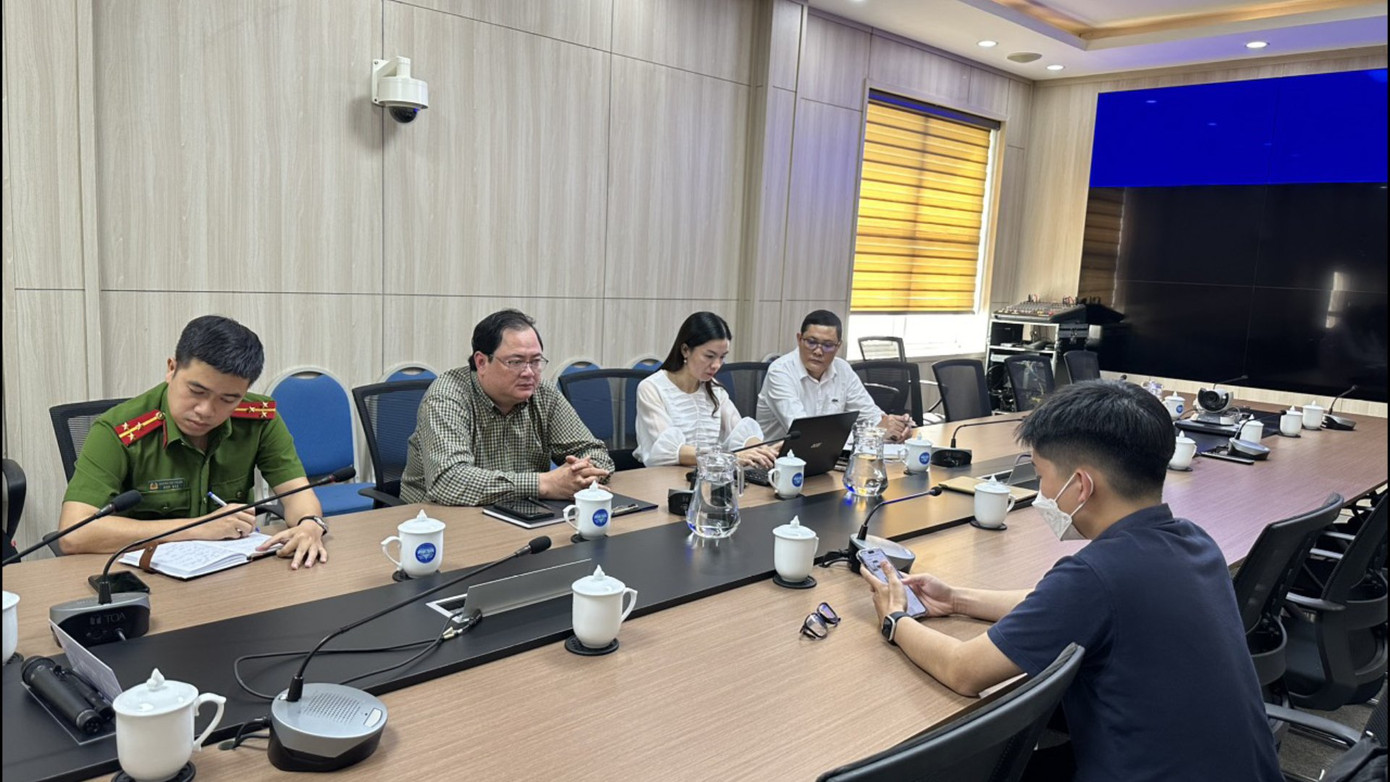 Công an TP Huế và lực lượng chức năng làm việc với người sử dụng tài khoản Facebook “Loa phường phố Huế”.