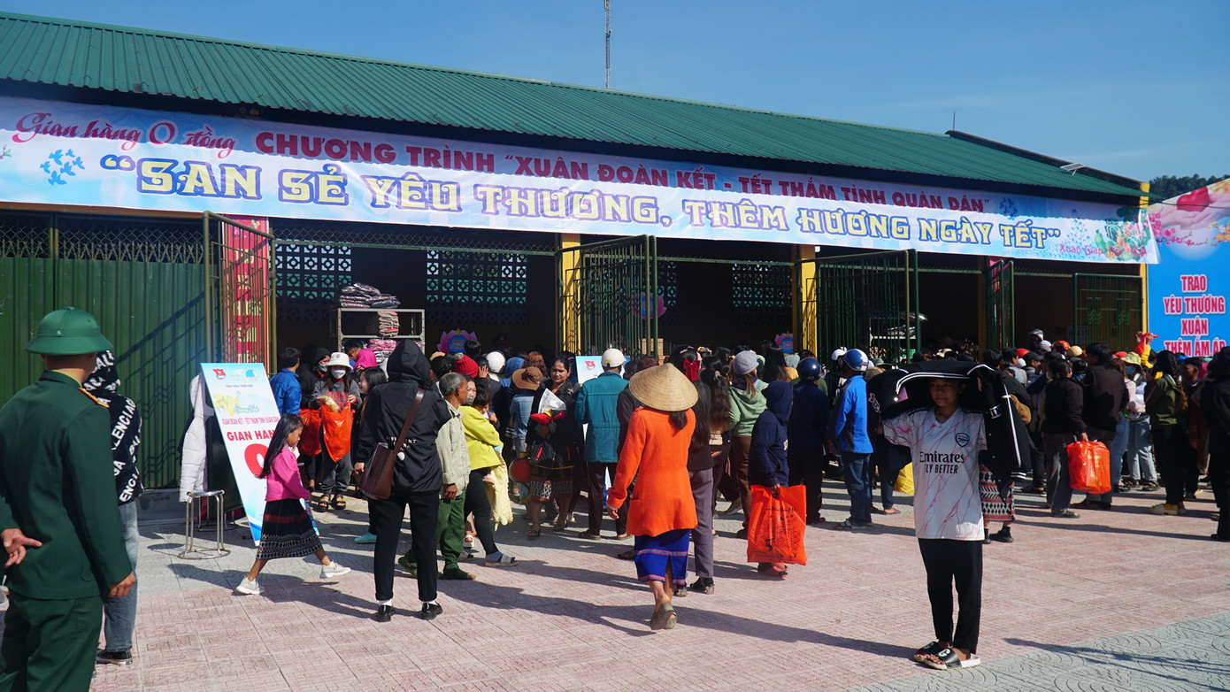 Tổ chức "Phiên chợ 0 đồng" san sẻ yêu thương với bà con dân tộc vùng cao. Tổ chức "Phiên chợ 0 đồng" san sẻ yêu thương với bà con dân tộc vùng cao.
