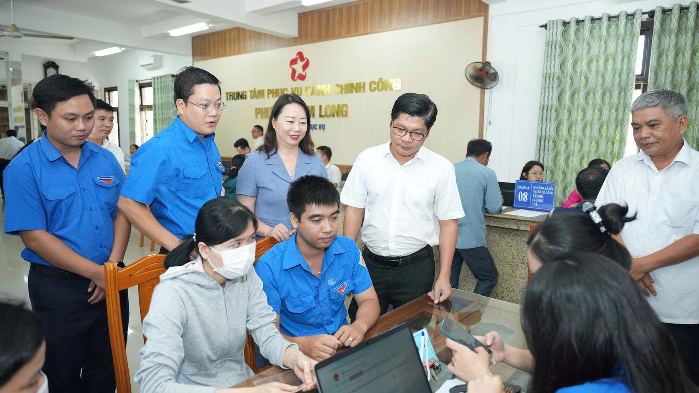 Lãnh đạo TP Huế và Thành Đoàn thăm các điểm phục vụ hành chính công trên địa bàn thành phố.
