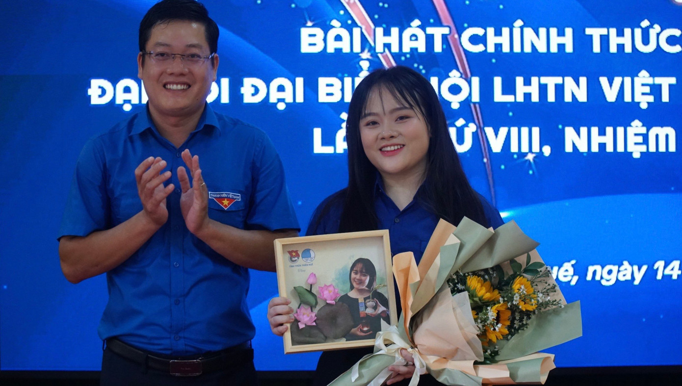 “Khát vọng thanh niên Huế” của tác giả Hà Lam (bìa phải) được chọn làm ca khúc chính thức của Đại hội Đại biểu Hội LHTN Việt Nam tỉnh lần thứ VIII. “Khát vọng thanh niên Huế” của tác giả Hà Lam (bìa phải) được chọn làm ca khúc chính thức của Đại hội Đại biểu Hội LHTN Việt Nam tỉnh lần thứ VIII.