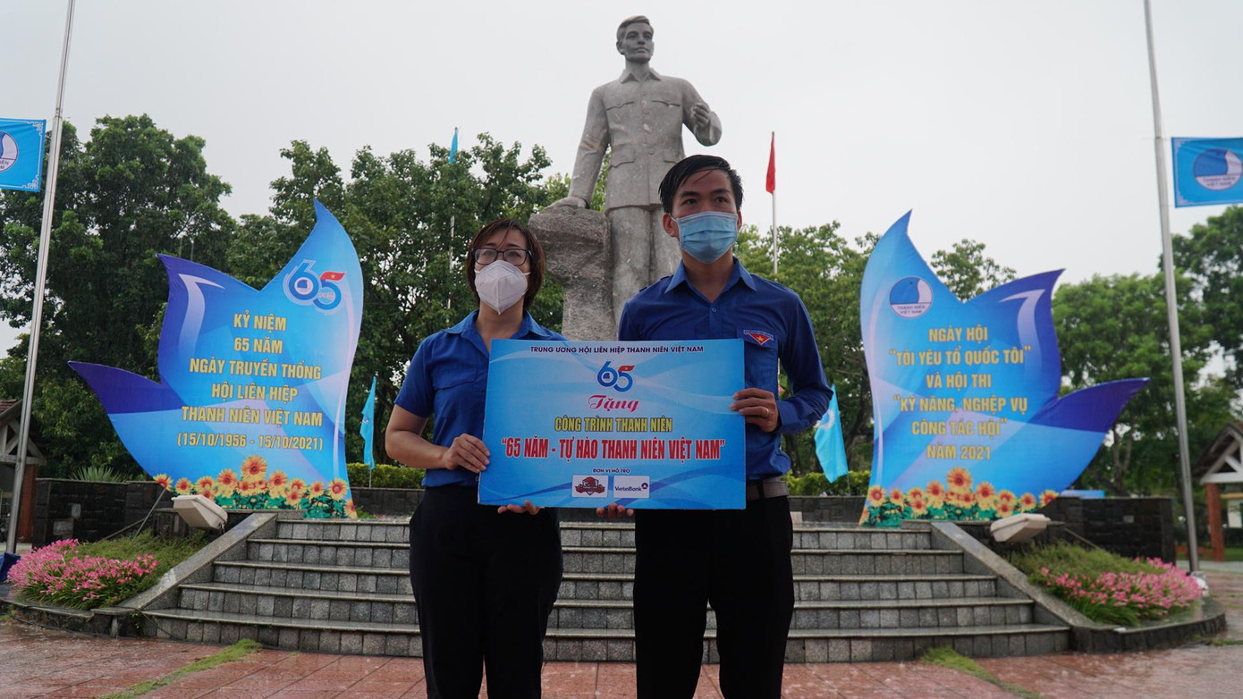 Trao biểu trưng công trình thanh niên “65 năm - Tự hào thanh niên Việt Nam” tại Công viên Đại tướng Nguyễn Chí Thanh (thị trấn Sịa, huyện Quảng Điền, TT-Huế) Trao biểu trưng công trình thanh niên “65 năm - Tự hào thanh niên Việt Nam” tại Công viên Đại tướng Nguyễn Chí Thanh (thị trấn Sịa, huyện Quảng Điền, TT-Huế)