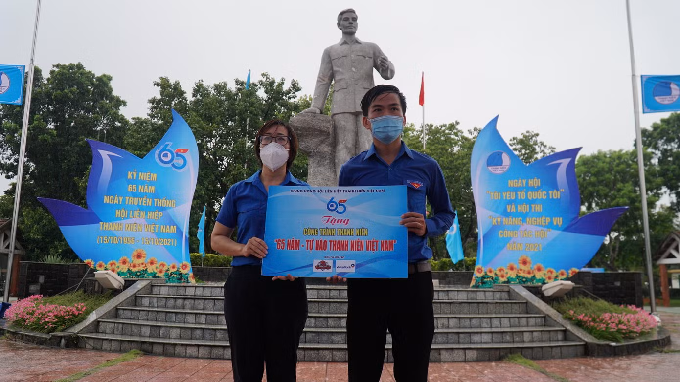 Trao biểu trưng công trình thanh niên “65 năm - Tự hào thanh niên Việt Nam” tại Công viên Đại tướng Nguyễn Chí Thanh (thị trấn Sịa, huyện Quảng Điền, TT-Huế)