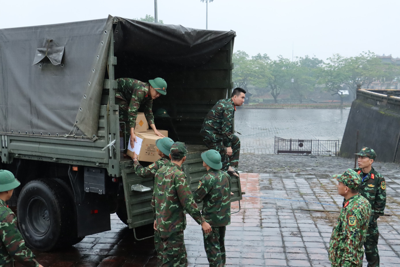 Lực lượng bộ đội tham gia chuyển pháo hoa và các giàn bắn từ xe tải đến các điểm lắp đặt.