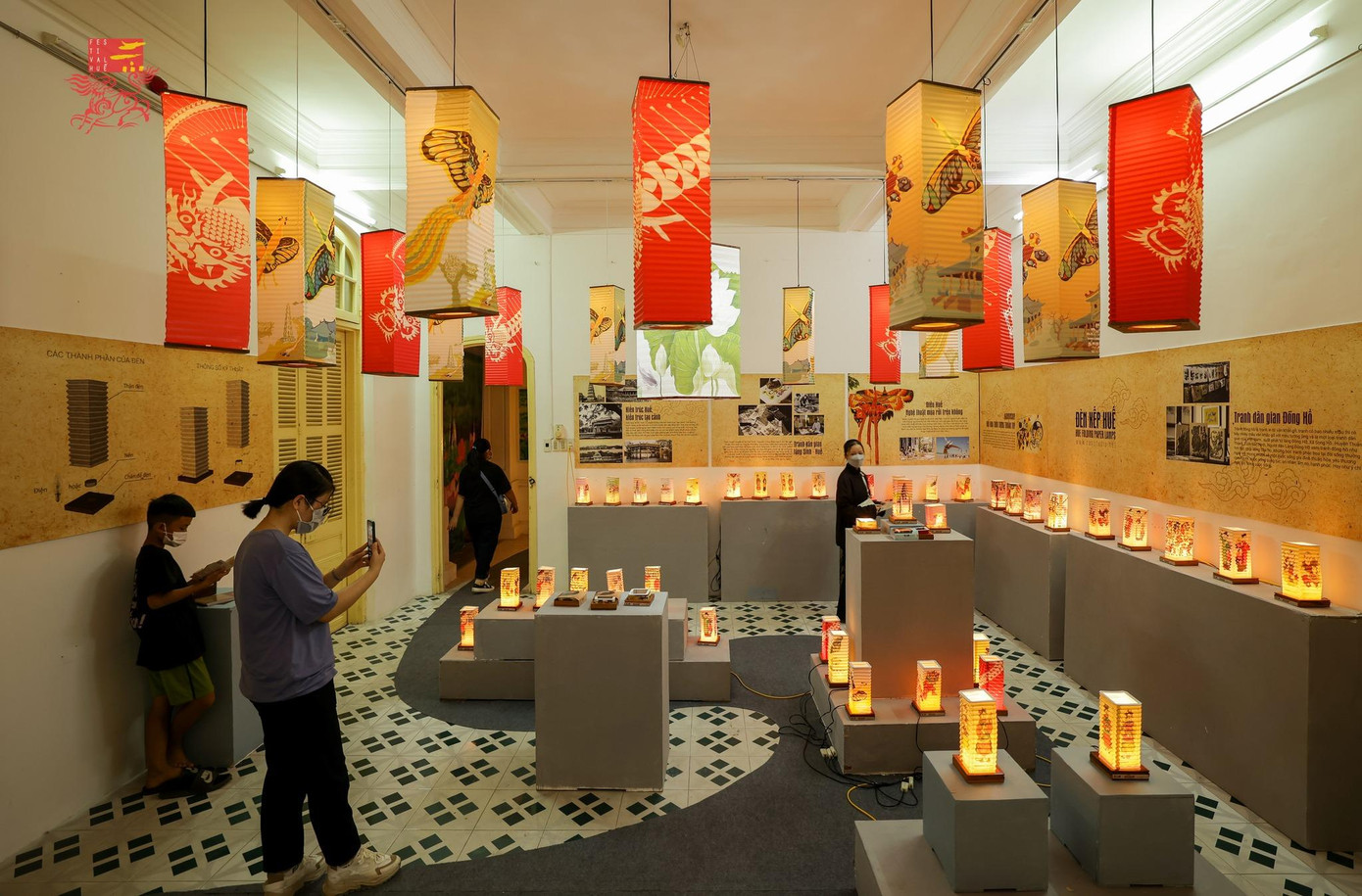 Người xem đến không gian này như lạc vào một thế giới tuổi thơ đầy sắc màu với hơn 1.000 đèn lồng truyền thống đủ loại từ đèn lồng cung đình Huế cho đến lồng của các làng nghề truyền thống vùng đất Cố đô.