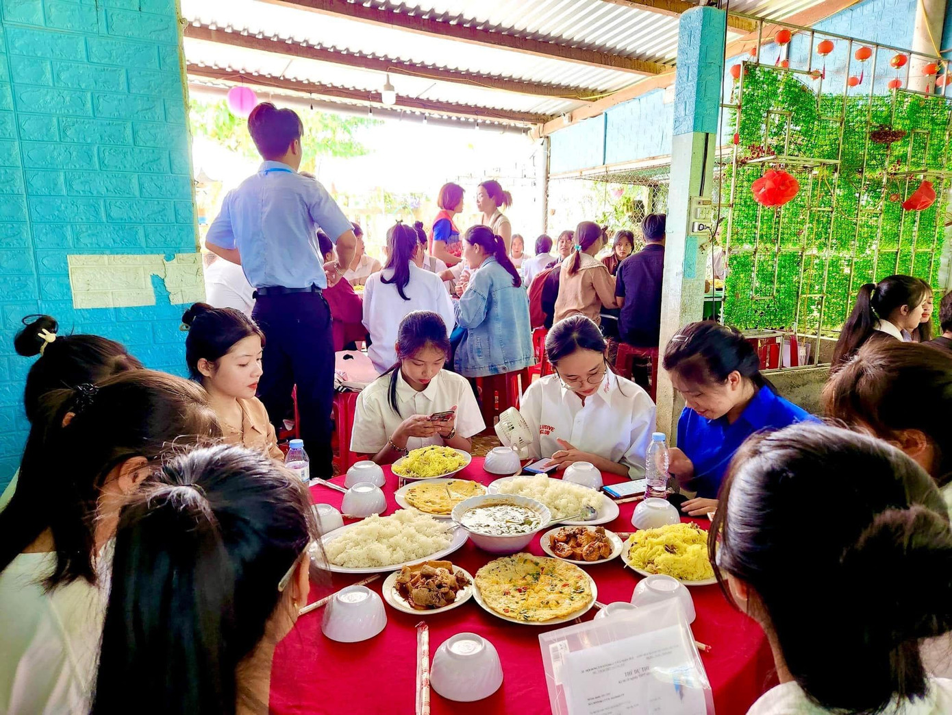 Huyện Đoàn A Lưới phối hợp các tổ chức, đơn vị, nhà hảo tâm trên địa bàn tặng hàng trăm suất cơm ngon cho thí sinh, phụ huynh ở xa đưa con em đi thi. Huyện Đoàn A Lưới phối hợp các tổ chức, đơn vị, nhà hảo tâm trên địa bàn tặng hàng trăm suất cơm ngon cho thí sinh, phụ huynh ở xa đưa con em đi thi.