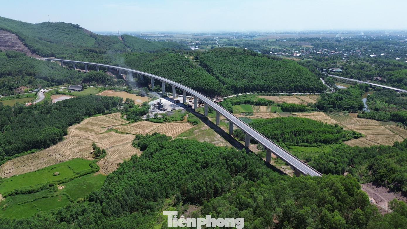 Trước khi khởi công, chủ đầu tư phối hợp cùng các địa phương rà soát khả năng cung cấp vật liệu đắp nền. Riêng đoạn qua TP Huế cần khoảng 2,7 triệu m3 đất đắp, trong tổng số 3,6 triệu m3. Các mỏ vật liệu tại địa phương được xác nhận đủ khả năng cung ứng. Đoạn qua Quảng Trị sẽ tận dụng nguồn đất đào từ công trình để đắp nền, không phát sinh thêm nhu cầu vật liệu san lấp. Trước khi khởi công, chủ đầu tư phối hợp cùng các địa phương rà soát khả năng cung cấp vật liệu đắp nền. Riêng đoạn qua TP Huế cần khoảng 2,7 triệu m3 đất đắp, trong tổng số 3,6 triệu m3. Các mỏ vật liệu tại địa phương được xác nhận đủ khả năng cung ứng. Đoạn qua Quảng Trị sẽ tận dụng nguồn đất đào từ công trình để đắp nền, không phát sinh thêm nhu cầu vật liệu san lấp.