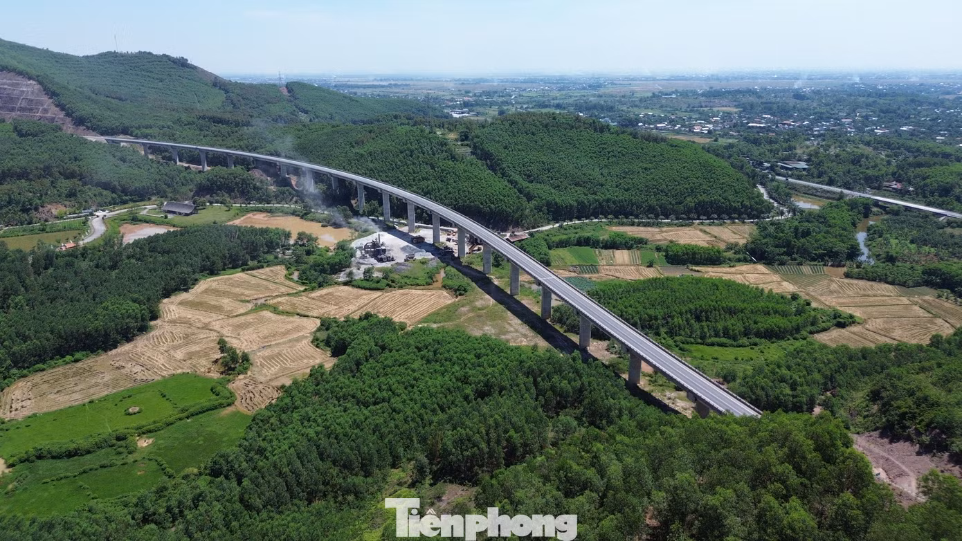 Trước khi khởi công, chủ đầu tư phối hợp cùng các địa phương rà soát khả năng cung cấp vật liệu đắp nền. Riêng đoạn qua TP Huế cần khoảng 2,7 triệu m3 đất đắp, trong tổng số 3,6 triệu m3. Các mỏ vật liệu tại địa phương được xác nhận đủ khả năng cung ứng. Đoạn qua Quảng Trị sẽ tận dụng nguồn đất đào từ công trình để đắp nền, không phát sinh thêm nhu cầu vật liệu san lấp. Trước khi khởi công, chủ đầu tư phối hợp cùng các địa phương rà soát khả năng cung cấp vật liệu đắp nền. Riêng đoạn qua TP Huế cần khoảng 2,7 triệu m3 đất đắp, trong tổng số 3,6 triệu m3. Các mỏ vật liệu tại địa phương được xác nhận đủ khả năng cung ứng. Đoạn qua Quảng Trị sẽ tận dụng nguồn đất đào từ công trình để đắp nền, không phát sinh thêm nhu cầu vật liệu san lấp.