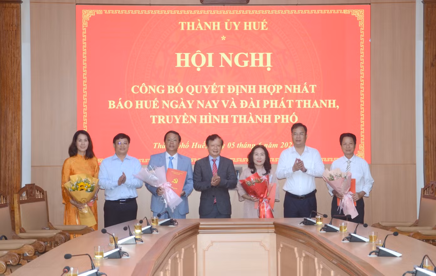 Công bố quyết định hợp nhất báo Huế Ngày nay và Đài Phát thanh &amp; Truyền hình TP Huế trở thành Trung tâm Truyền thông TP Huế.