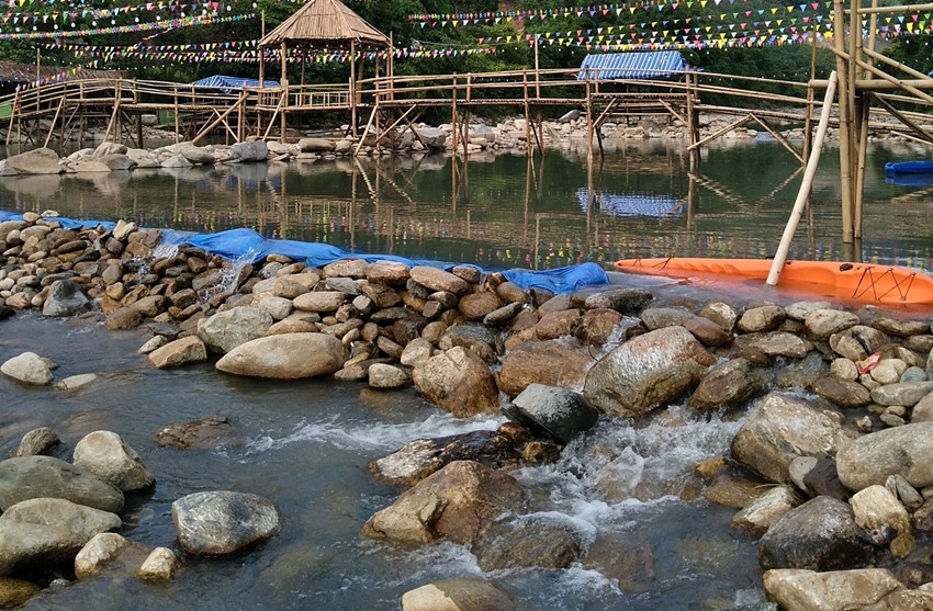 Suối A Lin tại huyện A Lưới bị chặn dòng xây dựng công trình trái phép. Ảnh: Khánh Nguyễn Suối A Lin tại huyện A Lưới bị chặn dòng xây dựng công trình trái phép. Ảnh: Khánh Nguyễn