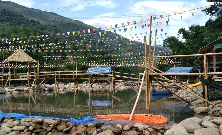 Dù bị xử phạt nhiều lần, buộc tháo dỡ khắc phục nguyên trạng, nhưng chủ công trình tiếp tục xây dựng thêm công trình mới tại suối A Lin. Ảnh: Khánh Nguyễn Dù bị xử phạt nhiều lần, buộc tháo dỡ khắc phục nguyên trạng, nhưng chủ công trình tiếp tục xây dựng thêm công trình mới tại suối A Lin. Ảnh: Khánh Nguyễn