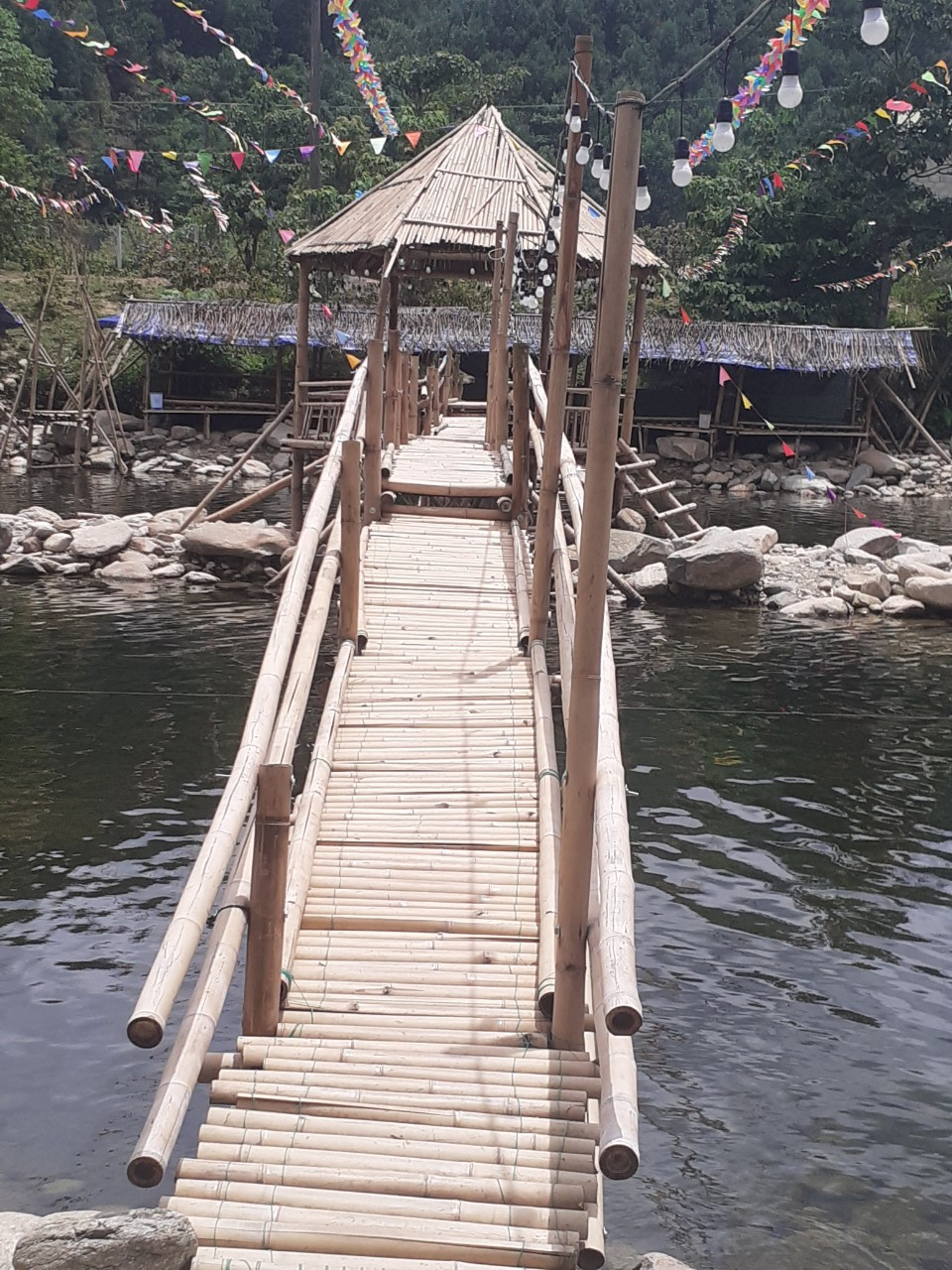 Một cây cầu vượt suối A Lin tại khu vực do ông B. tổ chức xây dựng trái phép. Ảnh: Khánh Nguyễn Một cây cầu vượt suối A Lin tại khu vực do ông B. tổ chức xây dựng trái phép. Ảnh: Khánh Nguyễn