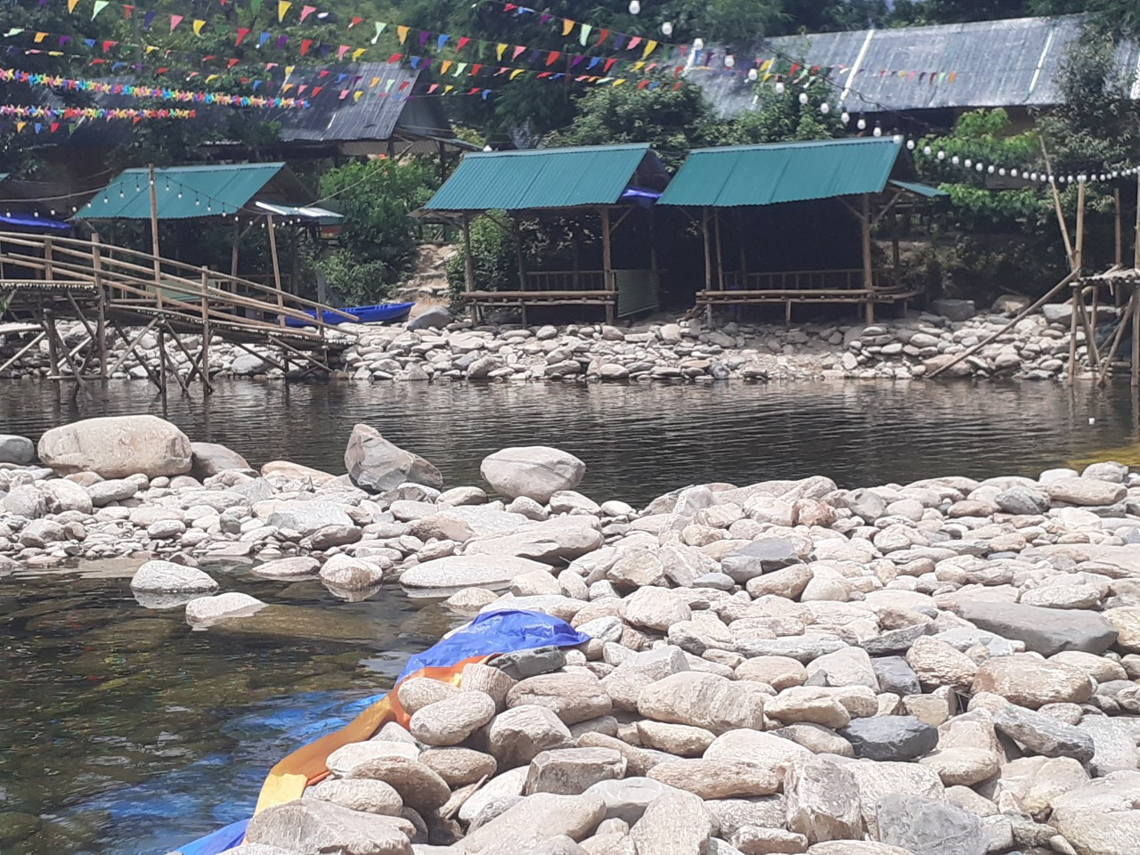 Nhiều căn lều phục vụ khách tắm suối được dựng lên trước sự bức xúc của người dân địa phương. Ảnh: Khánh Nguyễn Nhiều căn lều phục vụ khách tắm suối được dựng lên trước sự bức xúc của người dân địa phương. Ảnh: Khánh Nguyễn