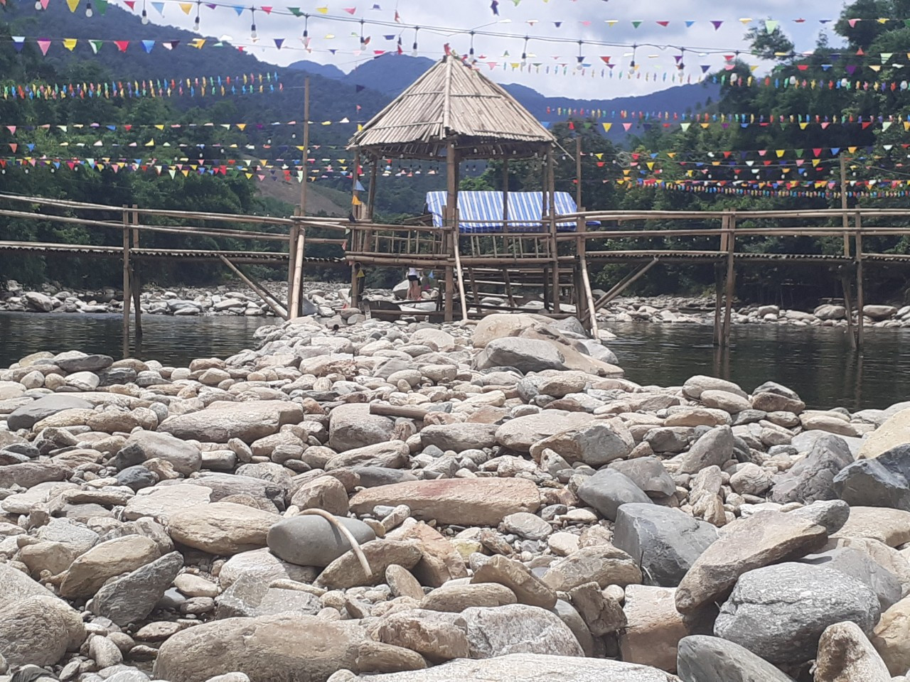 Lòng suối bị chặn dòng, ngăn bằng những bờ đá kiên cố. Ảnh: Khánh Nguyễn Lòng suối bị chặn dòng, ngăn bằng những bờ đá kiên cố. Ảnh: Khánh Nguyễn