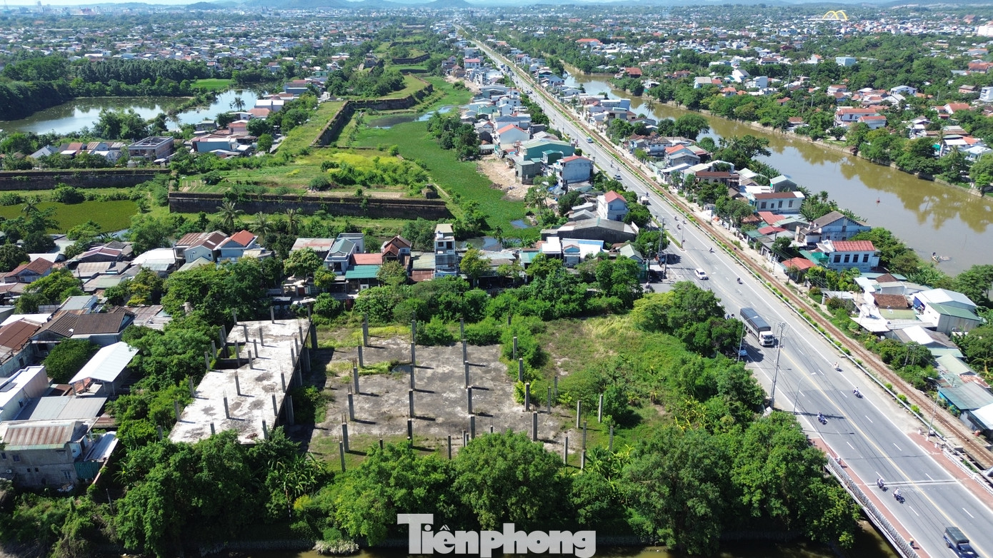 Người dân địa phương ngao ngán cho biết, công trình dang dở, hoang phế không chỉ làm mất mỹ quan đô thị, mà còn gây lãng phí quỹ đất vàng ngay trung tâm thành phố.