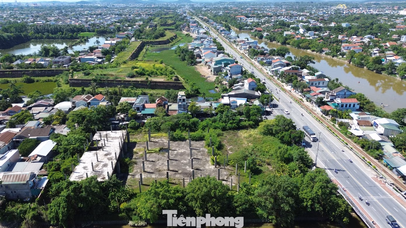 Người dân địa phương ngao ngán cho biết, công trình dang dở, hoang phế không chỉ làm mất mỹ quan đô thị, mà còn gây lãng phí quỹ đất vàng ngay trung tâm thành phố.