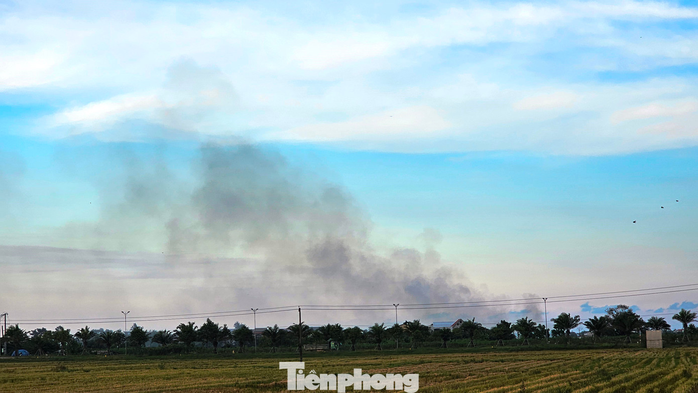 Một đám khói đen kịt do đốt rơm rạ sau thu hoạch bốc lên trời từ cánh đồng xã Thủy Thanh, thị xã Hương Thủy.