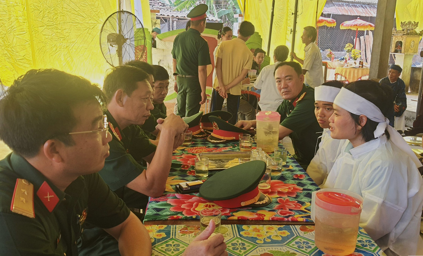 Đoàn công tác của Bộ Chỉ huy Quân sự tỉnh TT-Huế đã đến phúng viếng, chia buồn cùng gia đình người gặp nạn.