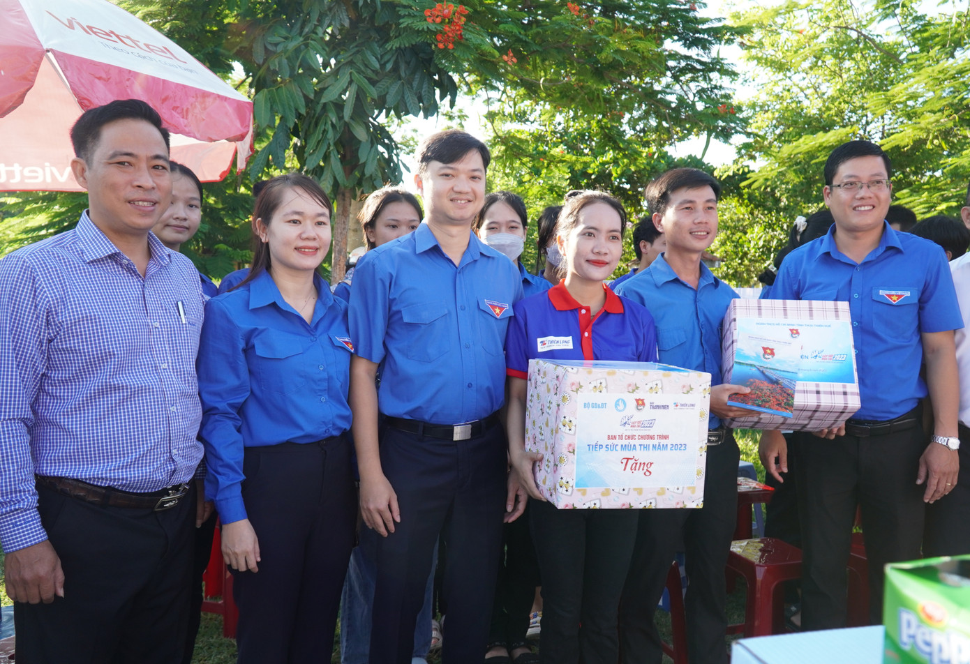 Tặng quà đội hình thanh niên tình nguyện tiếp sức mùa thi tại Trường THPT Phú Bài.