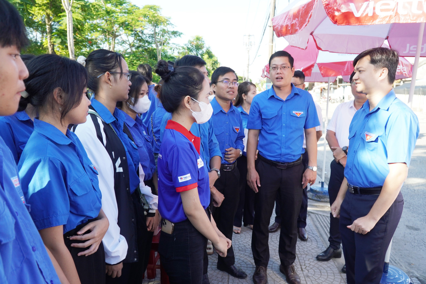 Anh Nguyễn Minh Triết thăm, động viên các tình nguyện viên tiếp sức mùa thi tại Trường THPT Phú Bài.