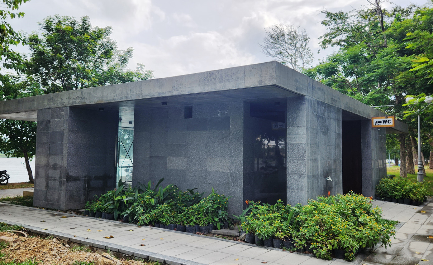 Từ đầu năm đến nay, TP Huế đã triển khai đầu tư xây dựng mới nhiều khu nhà vệ sinh công cộng miễn phí tại khu vực Eo bầu Nam Xương (Kinh thành Huế), cầu Trường Tiền, công viên Bến Me, công viên Kim Long dọc bờ sông Hương...