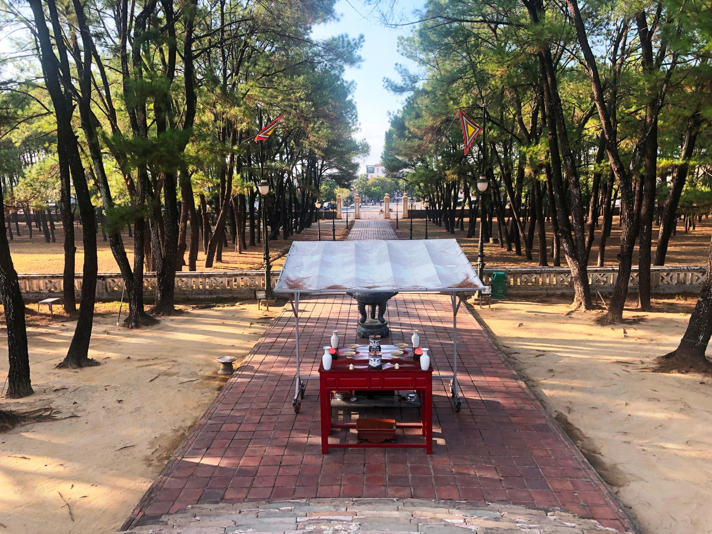 Đàn Nam Giao là một tổ hợp các công trình kiến trúc gồm: Giao đàn, Trai cung, Thần trù và Thần khố trong khuôn viên hình chữ nhật có diện tích đến 10ha. Trung tâm của khuôn viên đàn Nam Giao là Giao đàn, hướng về phía nam. Trong ảnh: Từ Phương Đàn - tượng trưng cho đất, nhìn ra phía cổng chính