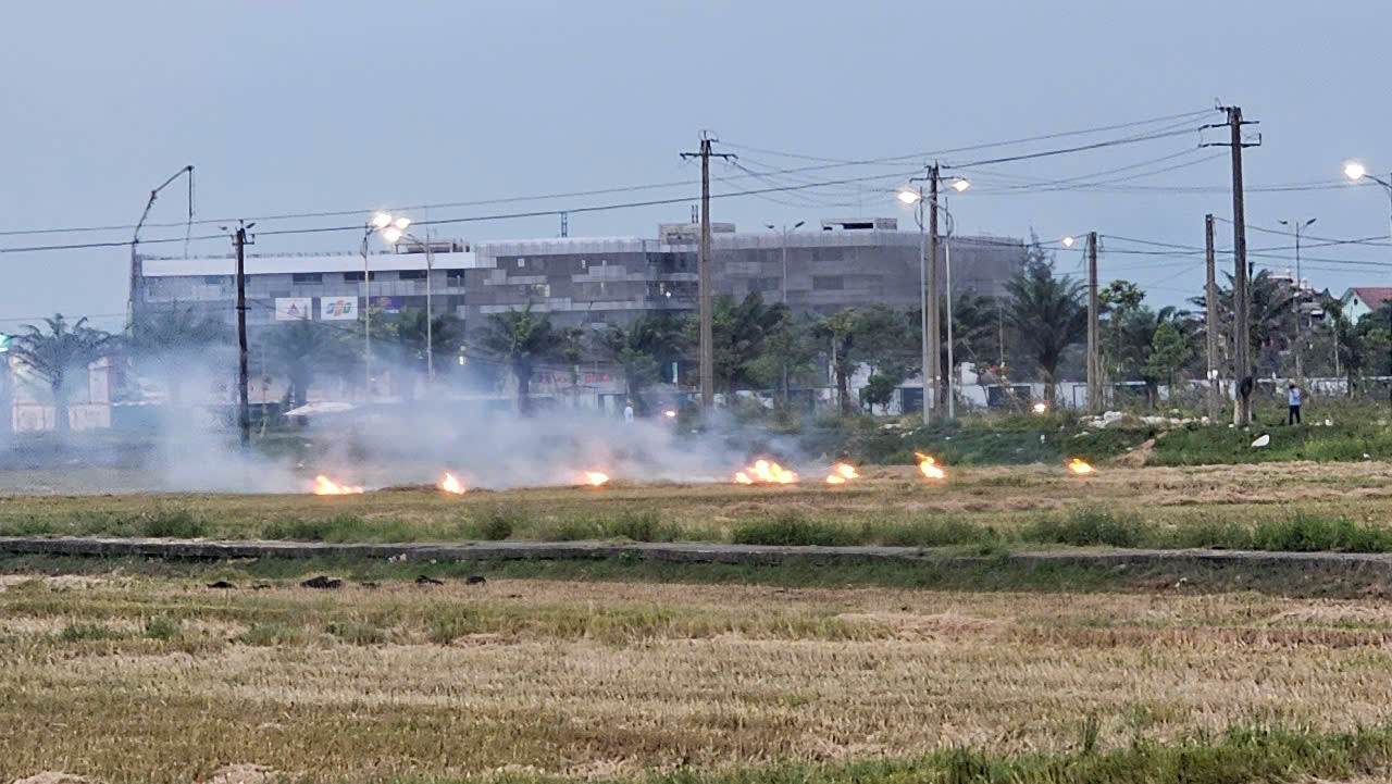 Tình trạng đốt rơm rạ còn xảy ra ở gần cửa hàng xăng dầu, cạnh nút đèn tín hiệu Võ Chí Công - Hoàng Quốc Việt (đoạn qua phường An Đông và xã Thủy Thanh) gây nguy cơ mất an toàn về phòng, chống cháy nổ.