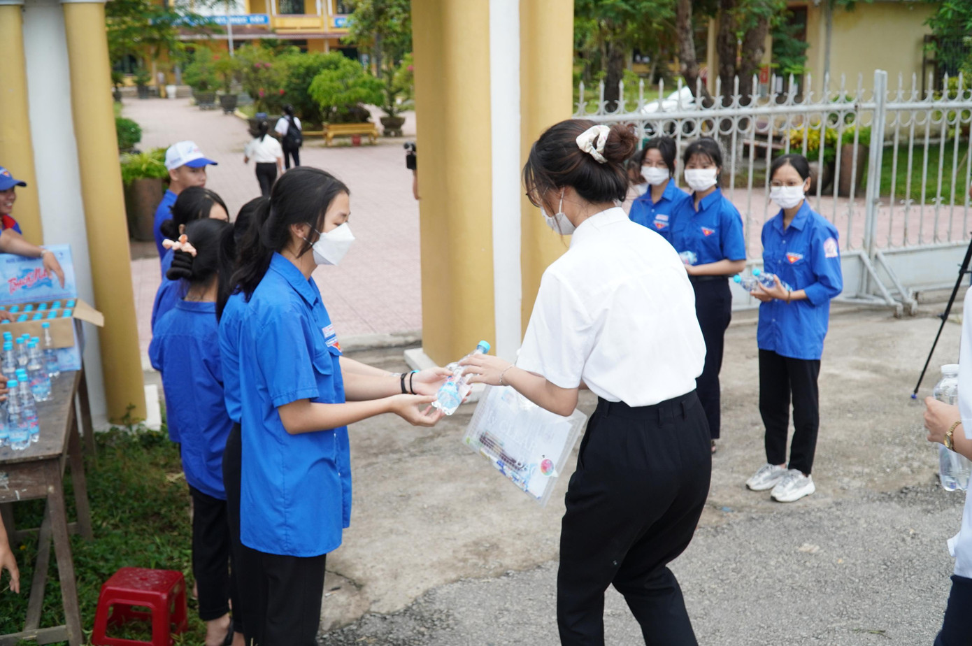Trước cổng trường, lực lượng tình nguyện viên đã túc trực sẵn để phát nước uống, hỗ trợ thí sinh đi thi.